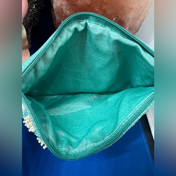 NWOT Sea Turtle Beaded Club Bag - Picture 3 of 4